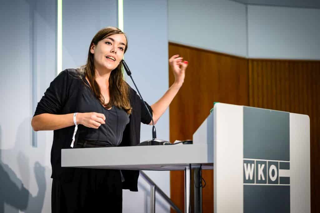 Bild der Musikerin Yasmo bei ihrer Keynote