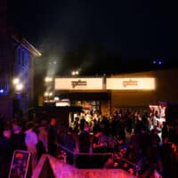 Ein Bild vom Messegelände des Donaufestivals mit vielen Menschen in der Nacht
