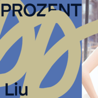 Dunkelblauer Text "100 Prozent Wen Liu" auf hellblauen Hintergrund mit hellgelben Logo von 100 Prozent. Rechts ist ein Bild der Künstlerin Wen Liu.