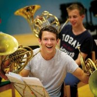 Begeisterter junger Hornist bei der Probe