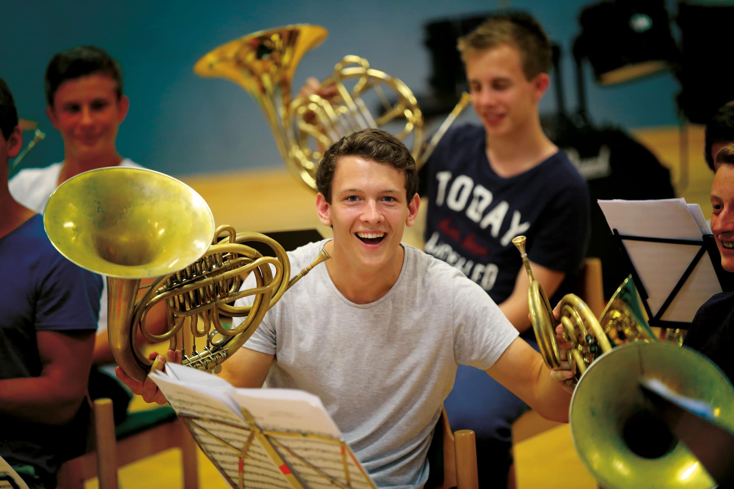 Begeisterter junger Hornist bei der Probe