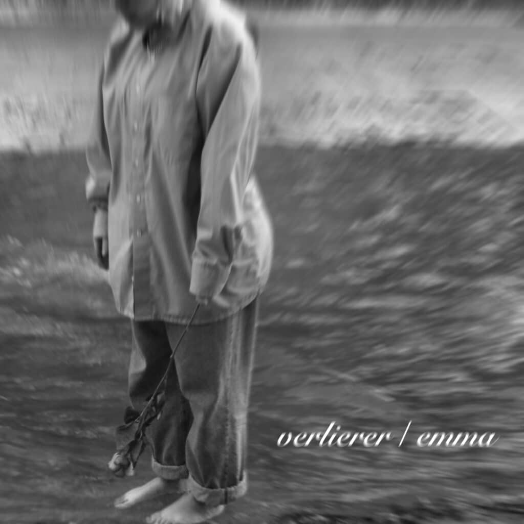 Das Cover für die Doppel-Single "emma"/"verlierer" in schwarz-weiß. Zu sehen ist eine Person, der Kopf ist am Foto halb abgeschnitten und sie hält eine Rose in der Hand.