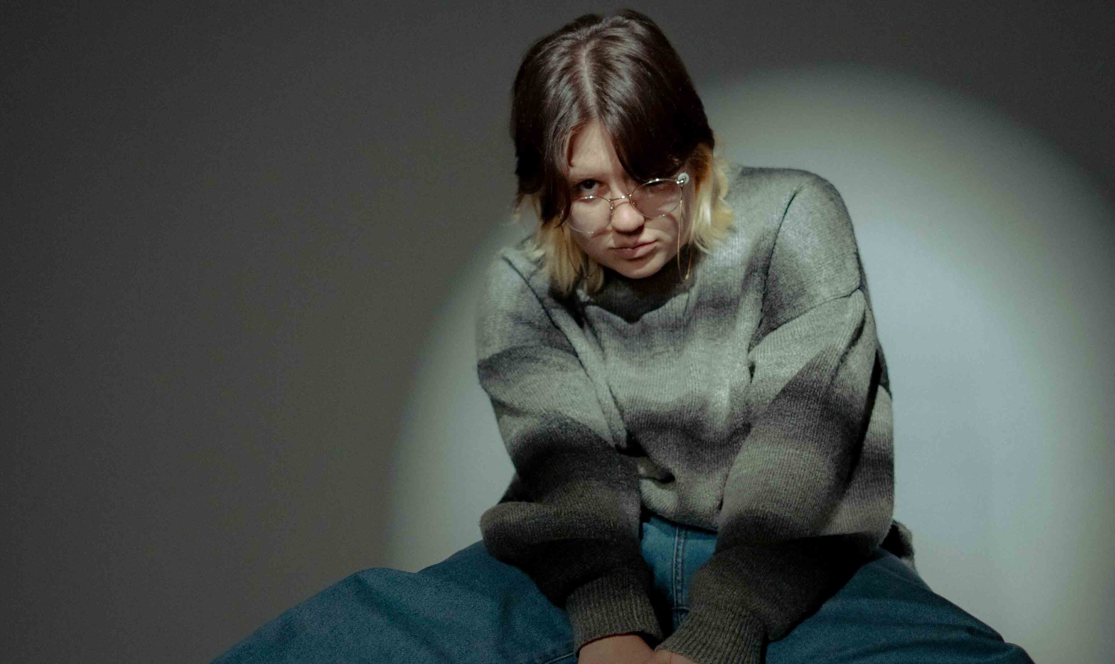 Die Sängerin kleinabaoho auf einem Sessel