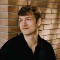 Felix Kramer vor Wand