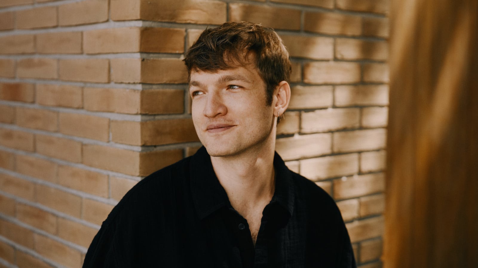Felix Kramer vor Wand