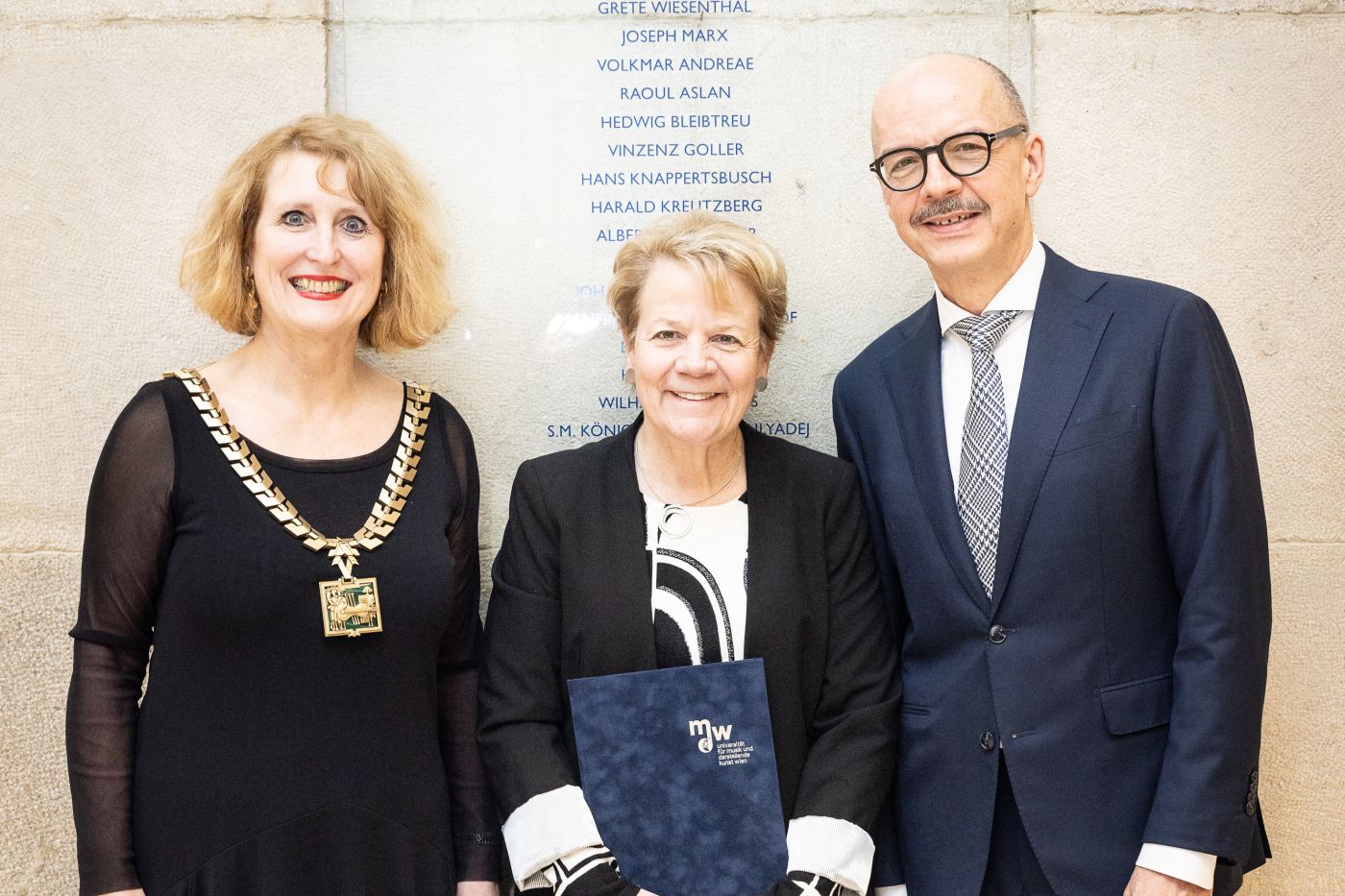 Bild mdw-Rektorin Ulrike Sych, Marin Alsop und mdw-Senatsvorsitzender Johannes Marian