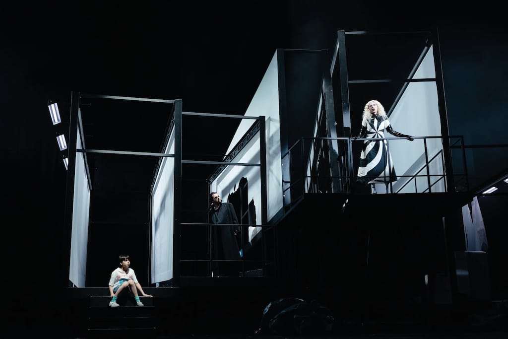 missing in cantu am Tiroler Landestheater: Jakob Noggler (Kind), Marcel Brunner (Seher), Hazel Neighbour (Echo)
