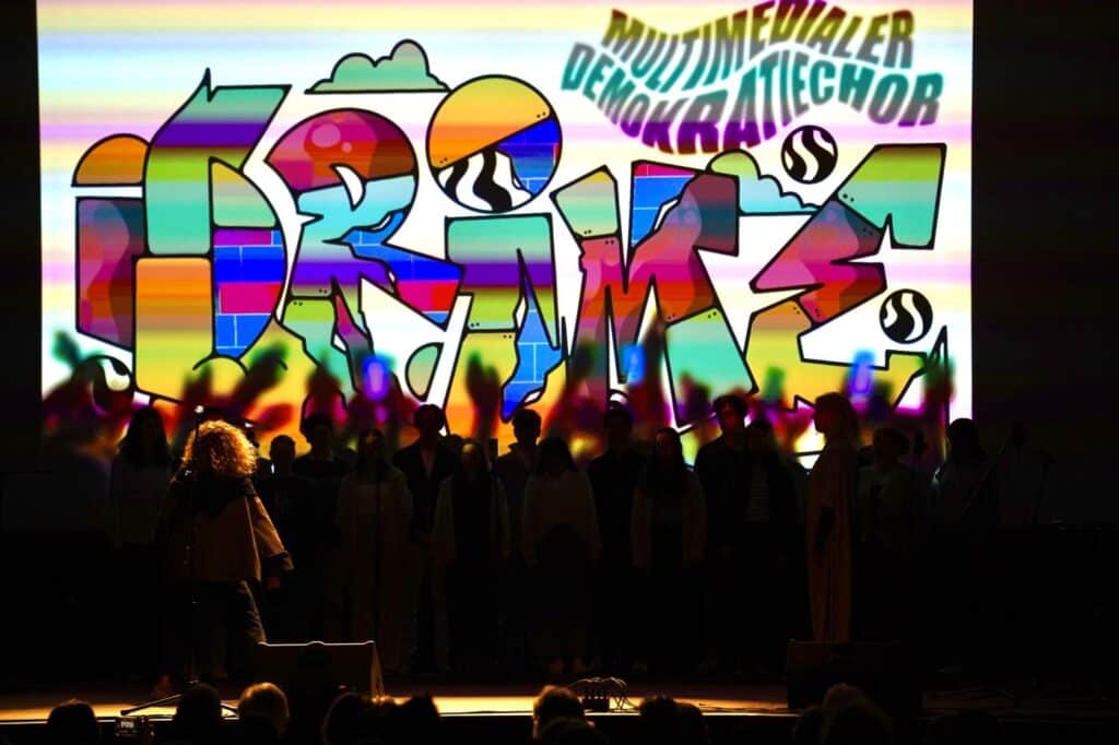 Bild von der Performance des #multimedialerdemokratiechors beim Klagenfurt Festival