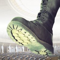 Ein Springerstiefel steigt auf das Parlamentsplenum