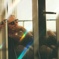 Ein Bild des Künstlers Portrait of Tao durch ein Fenster