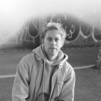 Ein schwarz-weiß Bild des Singer-Songwriter Portrait of Tao